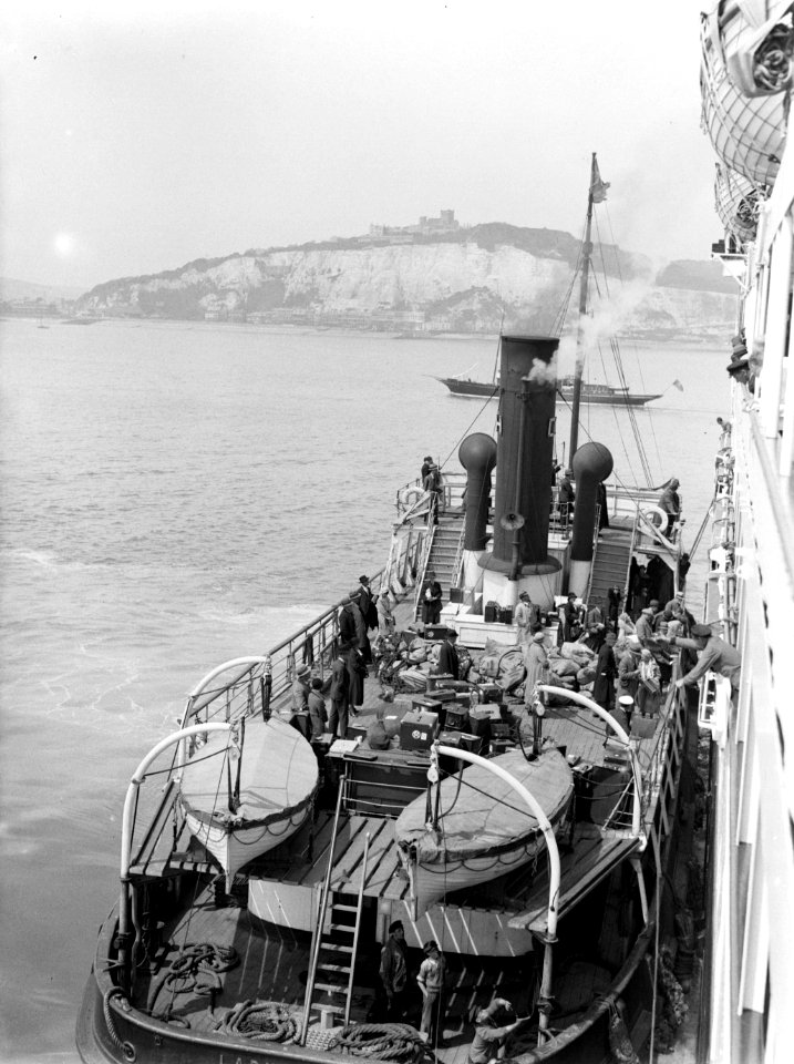 Een bevoorradingsboot bij Boulogne sur Mer, Bestanddeelnr 190-0137