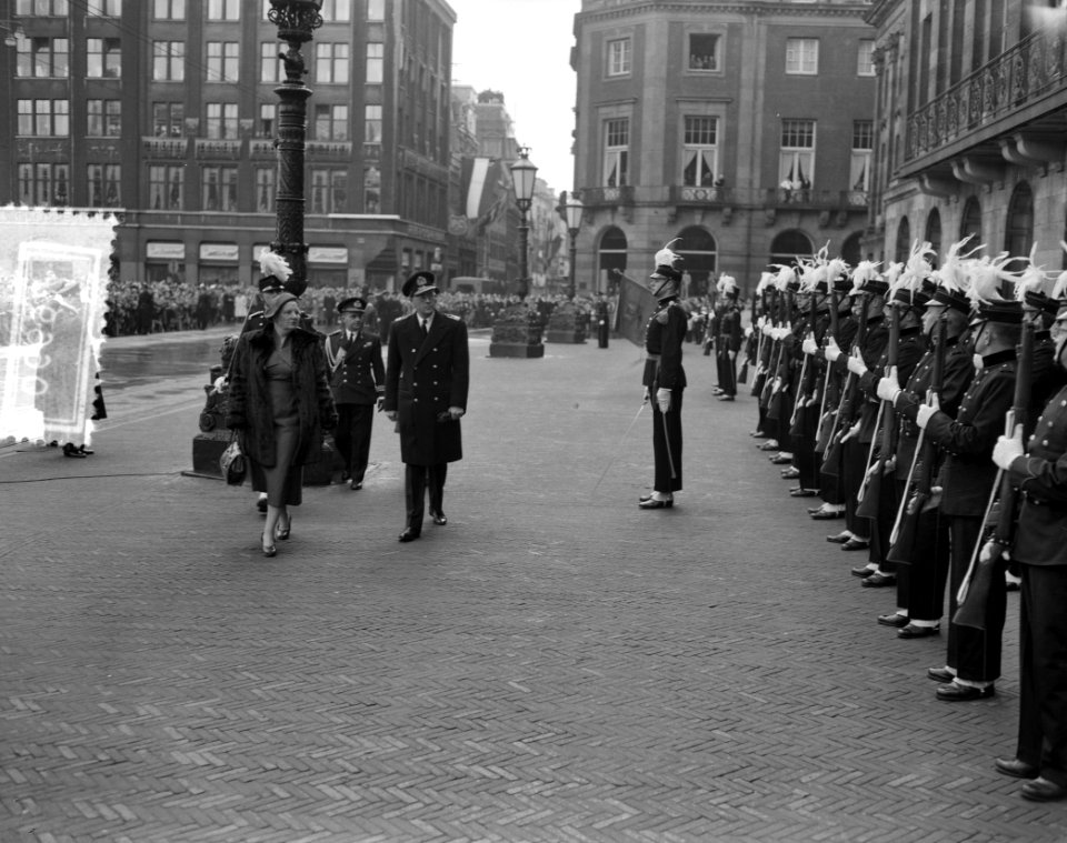 Een dag bezoek Koninklijk Paar aan Amsterdam Inspectie erewacht, Bestanddeelnr 907-6990