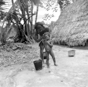 Een Creoolse moeder met kind in Langetabbetje in Suriname, Bestanddeelnr 252-6765