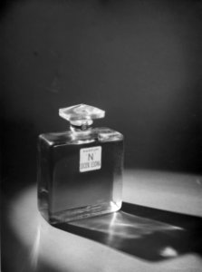 Een flesje parfum van het merk Lucien Lelong, gefotografeerd voor Dorland Paris, Bestanddeelnr 190-0868