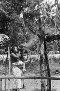 Een Balinese vrouw verricht een ritueel, Bestanddeelnr 1632-3-2