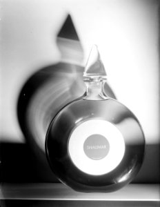 Een flesje parfum Shalimar van Guerlain, Bestanddeelnr 190-0869