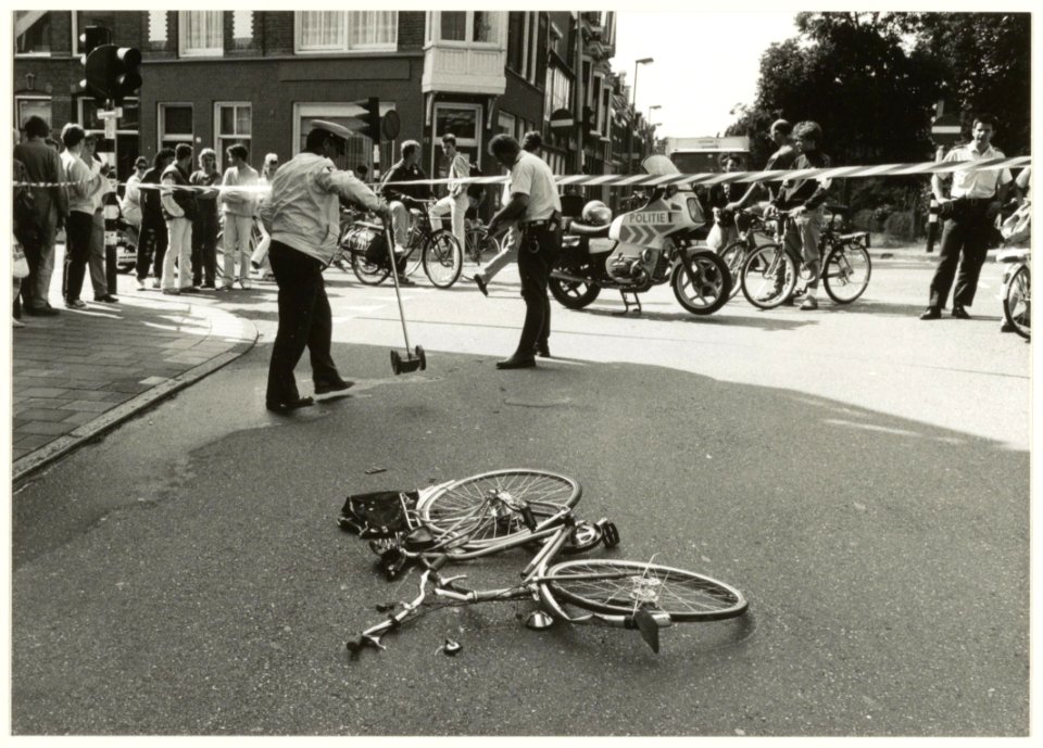 Een fietswrak op de hoek van de Kampersingel en de Kleine Houtweg na een dodelijk ongeval. NL-HlmNHA 54032061