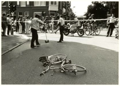 Een fietswrak op de hoek van de Kampersingel en de Kleine Houtweg na een dodelijk ongeval. NL-HlmNHA 54032061