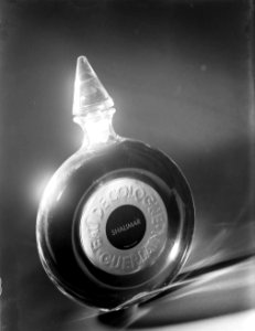 Een flesje parfum Shalimar van Guerlain, Bestanddeelnr 190-0874