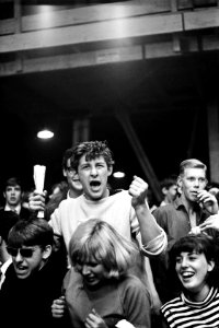Een Beatle-fan is door het dolle heen bij het optreden van the Beatles in Blokker, NL-HlmNHA 1478 02577 01 K 13