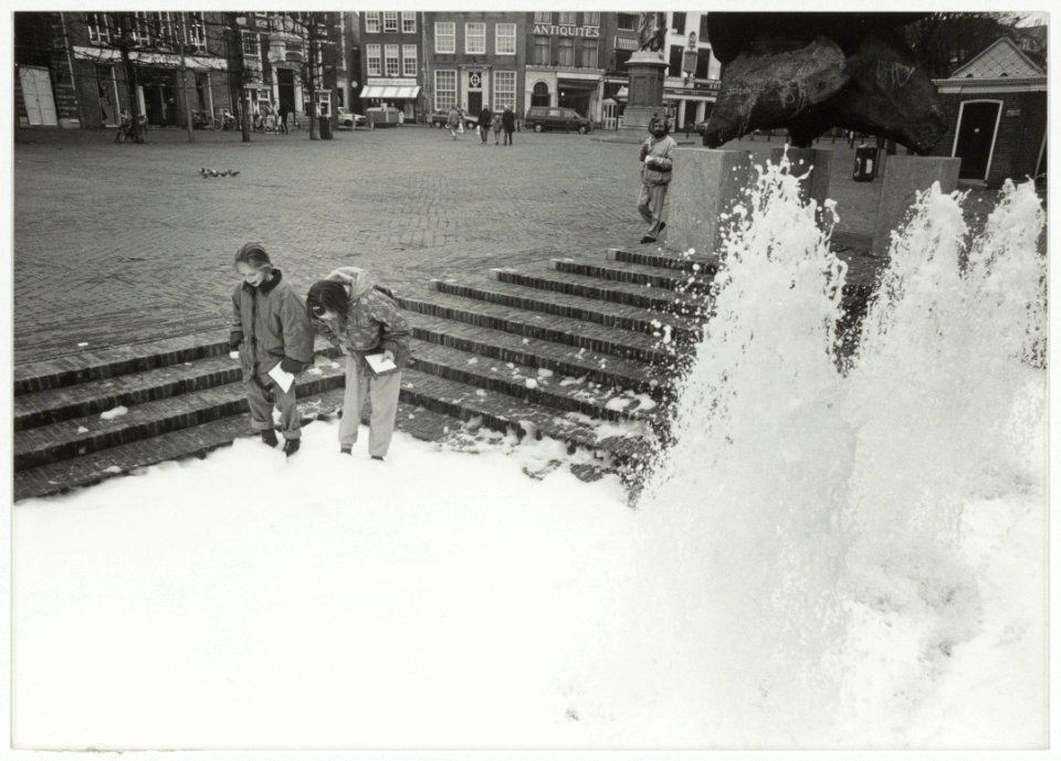 Een beetje waspoeder in het water van de fontein bij het beeld De Zonnevechter doet wonderen. NL-HlmNHA 54034041