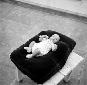 Een baby op een kussen in Suriname, Bestanddeelnr 252-6853