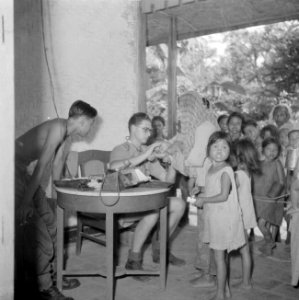 Een arts behandelt in de kampong zieke kinderen, Bestanddeelnr 255-6841