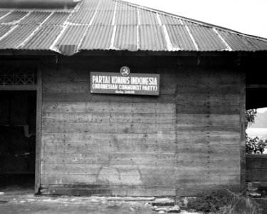 Een barak met een bord waarop staat Partai Kominis Indonesia (Indonesian Commun, Bestanddeelnr 10520