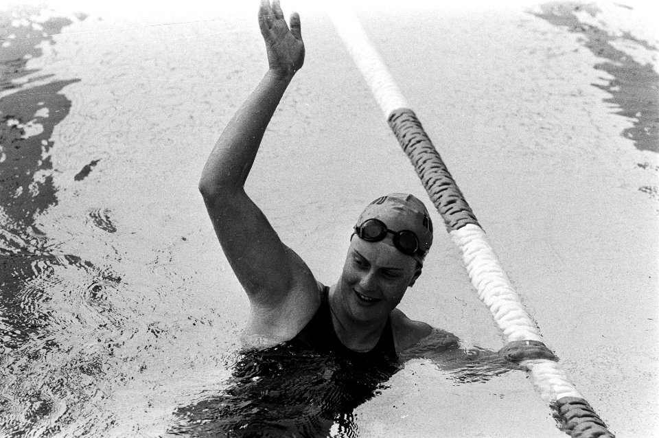 Een blije Maritzka van der Linden na de verbetering van het record 100 meter sch, Bestanddeelnr 930-3941