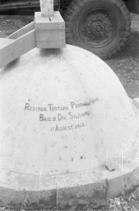 Een betonnen koepel waarop staat Resimen Tentara Perdidangan Brig. IV Div. Sil, Bestanddeelnr 461-6-1