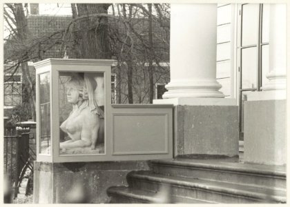 Een beeld van buitenplaats Eindenhout aan de Wagenweg hoek Spanjaardslaan door een glazen kast beschermd tegen de kou. NL-HlmNHA 54011428