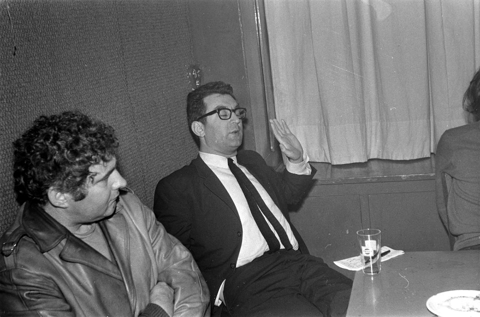 Een avond over link in cafe Pieterspoort prof. Heertje (rechts), Bestanddeelnr 922-0362