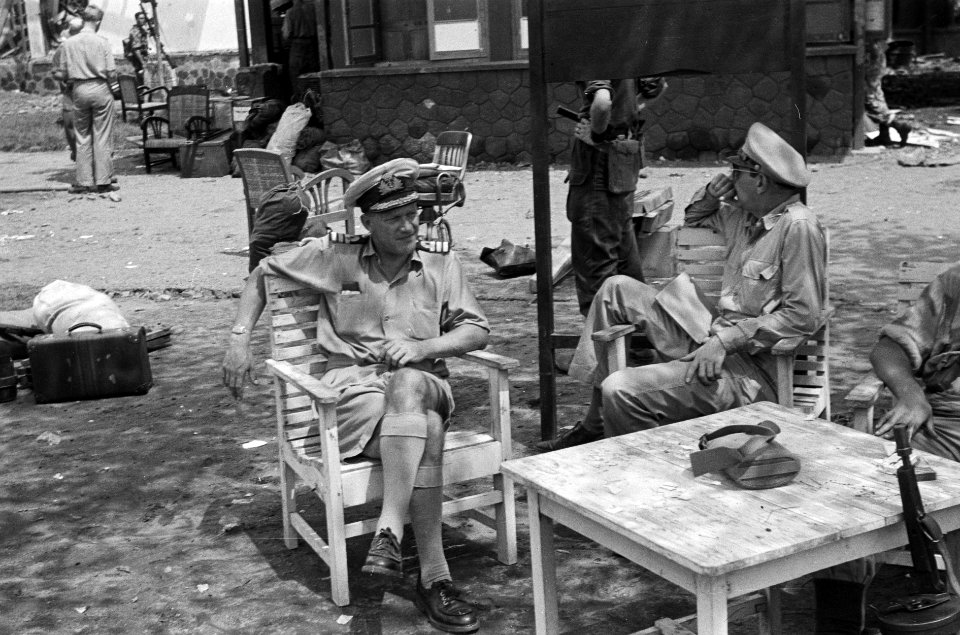 Een Amerikaanse en Australische militaire waarnemer van de Commissie der Goede D, Bestanddeelnr 5124