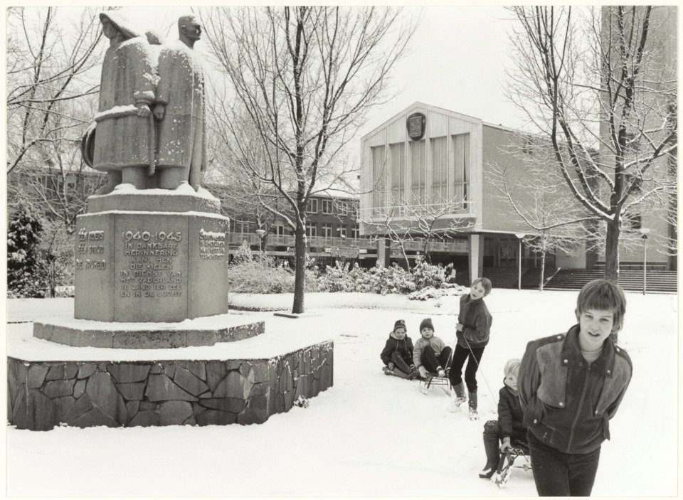Een besneeuwd Plein 1945. NL-HlmNHA 54015623