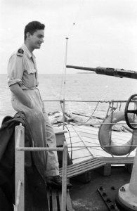 Een officier van de Gouvemementsmarine op het schip Bengkalis, Bestanddeelnr 185-4-2