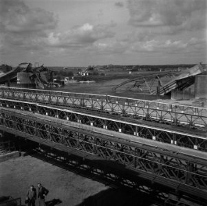 Een Baileybrug dient als vervanging van de Rijnbrug die ernaast in puin ligt, Bestanddeelnr 900-4247