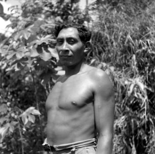 Een Arawak Indiaan in Pierrekondre in Suriname, Bestanddeelnr 252-6470