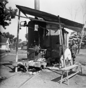 Een apparaat of machine (generator, ontluizer) staat op een wagon op smalspoor., Bestanddeelnr 11301