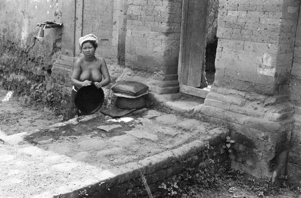Een Balinese vrouw wast een schotel, Bestanddeelnr 1632-3-1