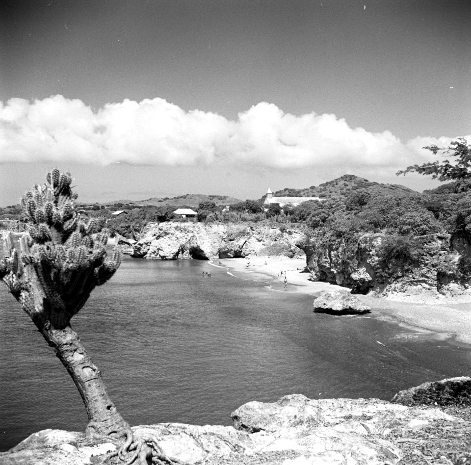 Een baai aan de Westkust van Curaçao, Bestanddeelnr 252-7452