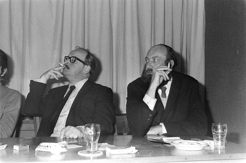 Een avond over link in cafe Pieterspoort nr. 27 , 30 prof. Heertje (rechts), , Bestanddeelnr 922-0363
