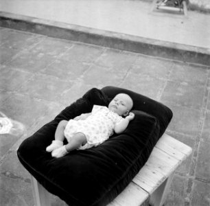 Een baby op een kussen In Surinamee, Bestanddeelnr 252-6855