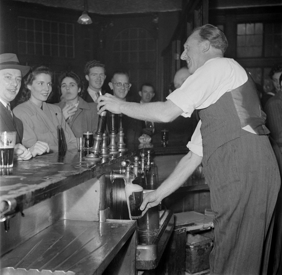 Een barman tapt een pint in een pub in Londen, Bestanddeelnr 254-4031