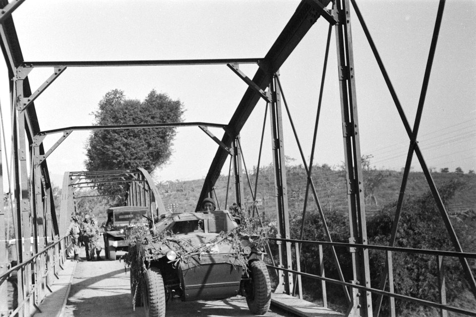 Een Nederlandse scout car passeert een brug, Bestanddeelnr 286-2-5