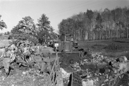 Een barricade wordt opgeruimt door militairen en een bulldozer, Bestanddeelnr 284-3-1