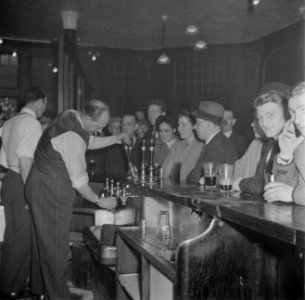 Een barman tapt een pint in een pub in Londen, Bestanddeelnr 254-4029