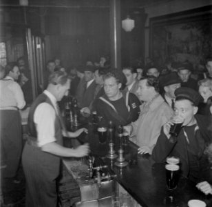 Een barman tapt een pint in een pub in Londen, Bestanddeelnr 254-4030
