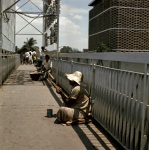 Een bedelaar, op een loopbrug in Jakarta, Bestanddeelnr 254-9081