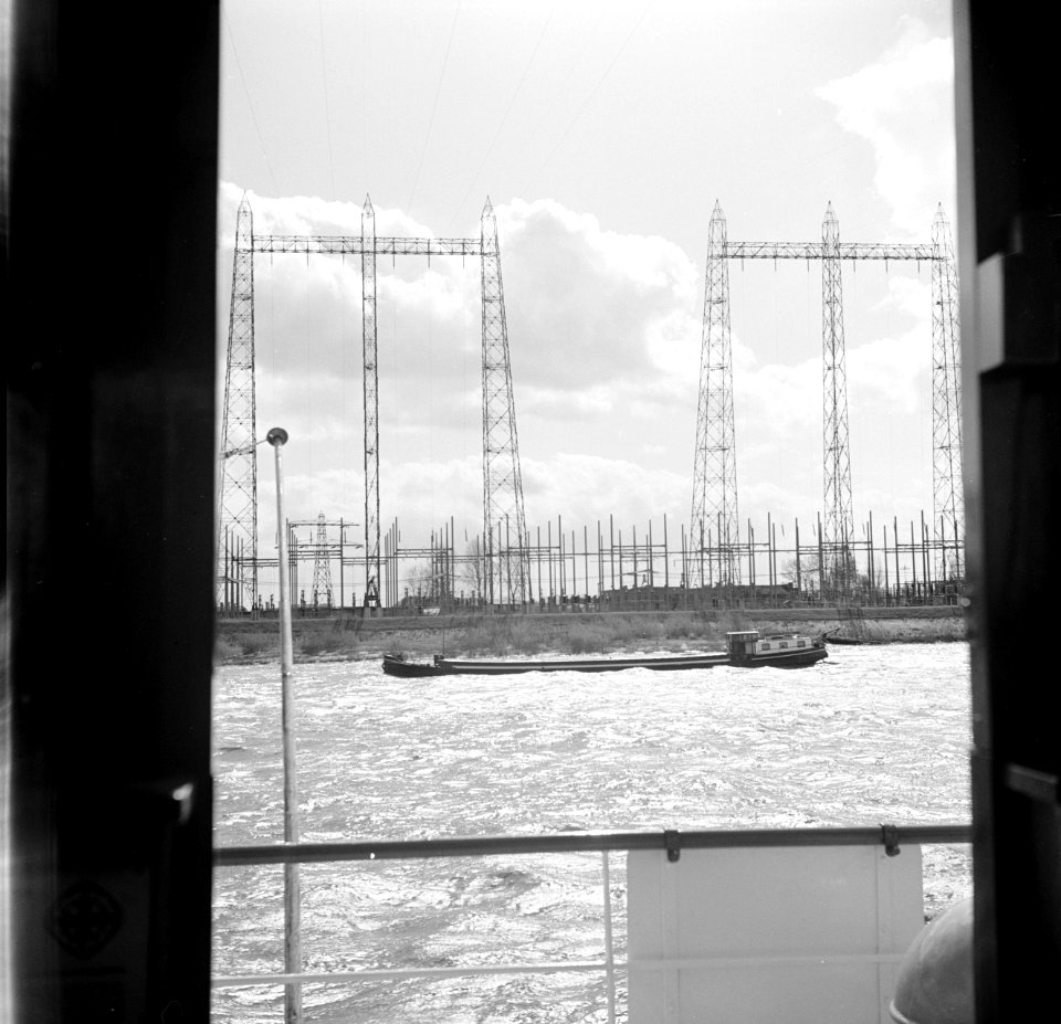 Een binnenvaartschip voor de hoogspanningsmasten bij Nijmegen, gezien vanaf de …, Bestanddeelnr 254-0964