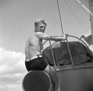 Een bemanningslid in zwemkleding op de patrouilleboot op Aruba, Bestanddeelnr 252-7991