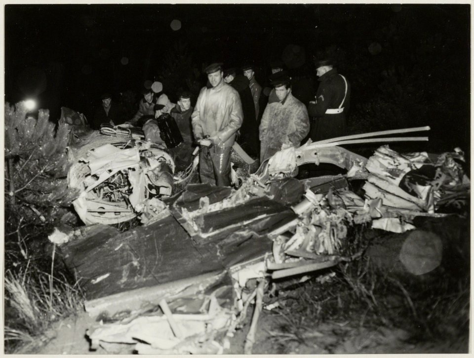 Een neergestort vliegtuig van de Koninklijke Marine, de Firefly, bij de oostelijke tunnel van het circuit. De piloot werd zwaar gewond. 13 januari 1953. NL-HlmNHA 54010294