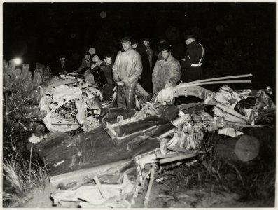 Een neergestort vliegtuig van de Koninklijke Marine, de Firefly, bij de oostelijke tunnel van het circuit. De piloot werd zwaar gewond. 13 januari 1953. NL-HlmNHA 54010294