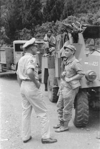 Een officier (majoor) in gesprek met een soldaat bij een pantserwagen, Bestanddeelnr 194A-6-3