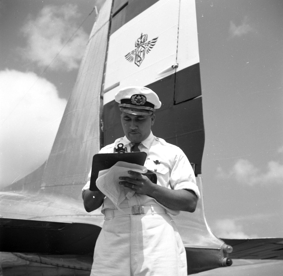Een bemanningslid op het vliegveld van Aruba, Bestanddeelnr 252-7925