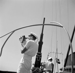 Een officier met sextant op Hr Ms Van Speijk, Bestanddeelnr 252-8512