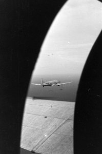Een Dakoto met registratienummer T-442 is te zien vanuit het raam van een vlieg, Bestanddeelnr 2701