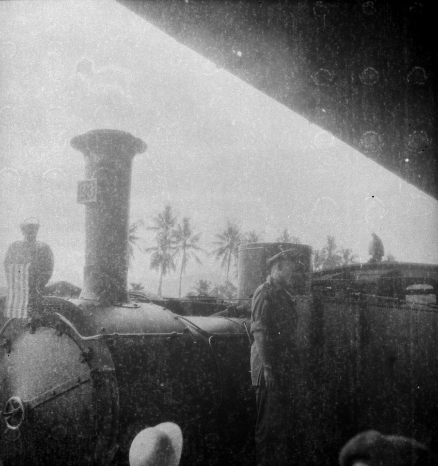 Een oficier of bestuursambtenaar houdt een toespraak staand op een locomotief in, Bestanddeelnr 11078