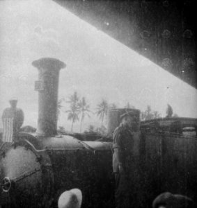 Een oficier of bestuursambtenaar houdt een toespraak staand op een locomotief in, Bestanddeelnr 11078