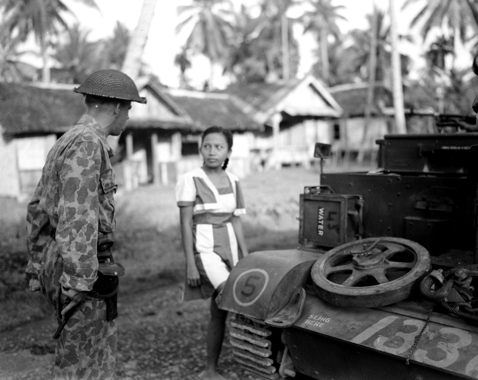Een officier praat met een (modieus geklede) Indonesische vrouw, staand bij een, Bestanddeelnr 10553