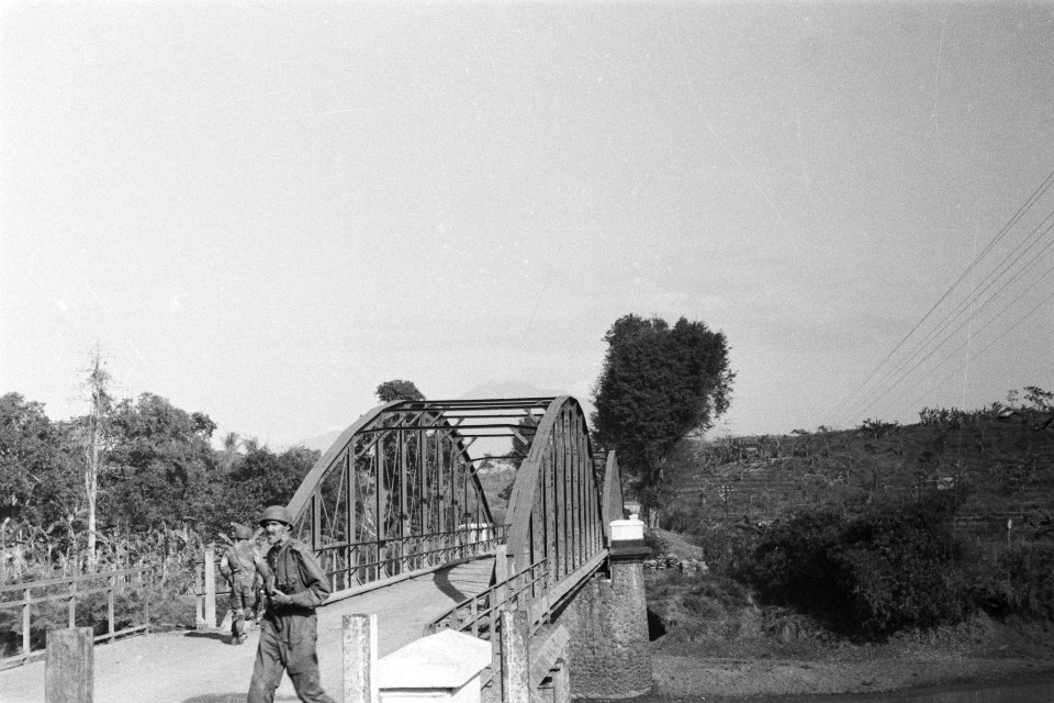 Een onbeschadigde brug is in Nederlandse handen, Bestanddeelnr 286-3-2