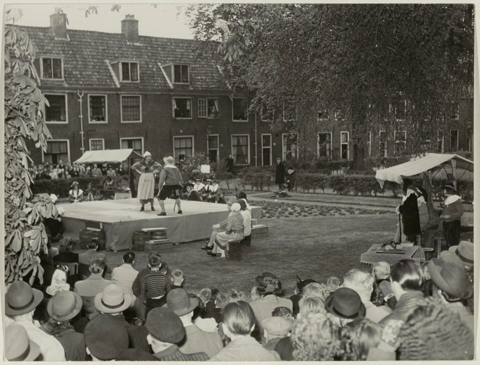 Een opvoering van Molière's toneelstuk Dokter tegen wil en dank op de binnenplaats van het Proveniershuis. NL-HlmNHA 54011129