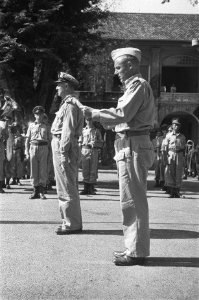 Een officier leest de beedigingstekst voor Naast hem een kolonel (hoofd NEFIS), Bestanddeelnr 510-6-2