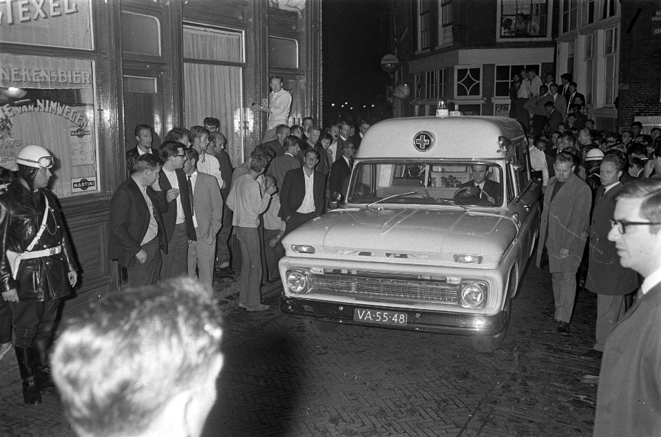 Een ambulance brengt een van de slachtoffers naar het ziekenhuis, Bestanddeelnr 921-5793