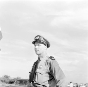 Een officier bij de ontvangst van het koninklijk paar bij de CPIM (Curaçaose Pet, Bestanddeelnr 252-3701
